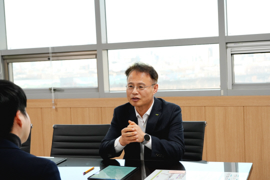 신진수 한국환경보전원 원장이 디지털타임스 기자와 인터뷰를 진행하고 있다. [한국환경보전원]
